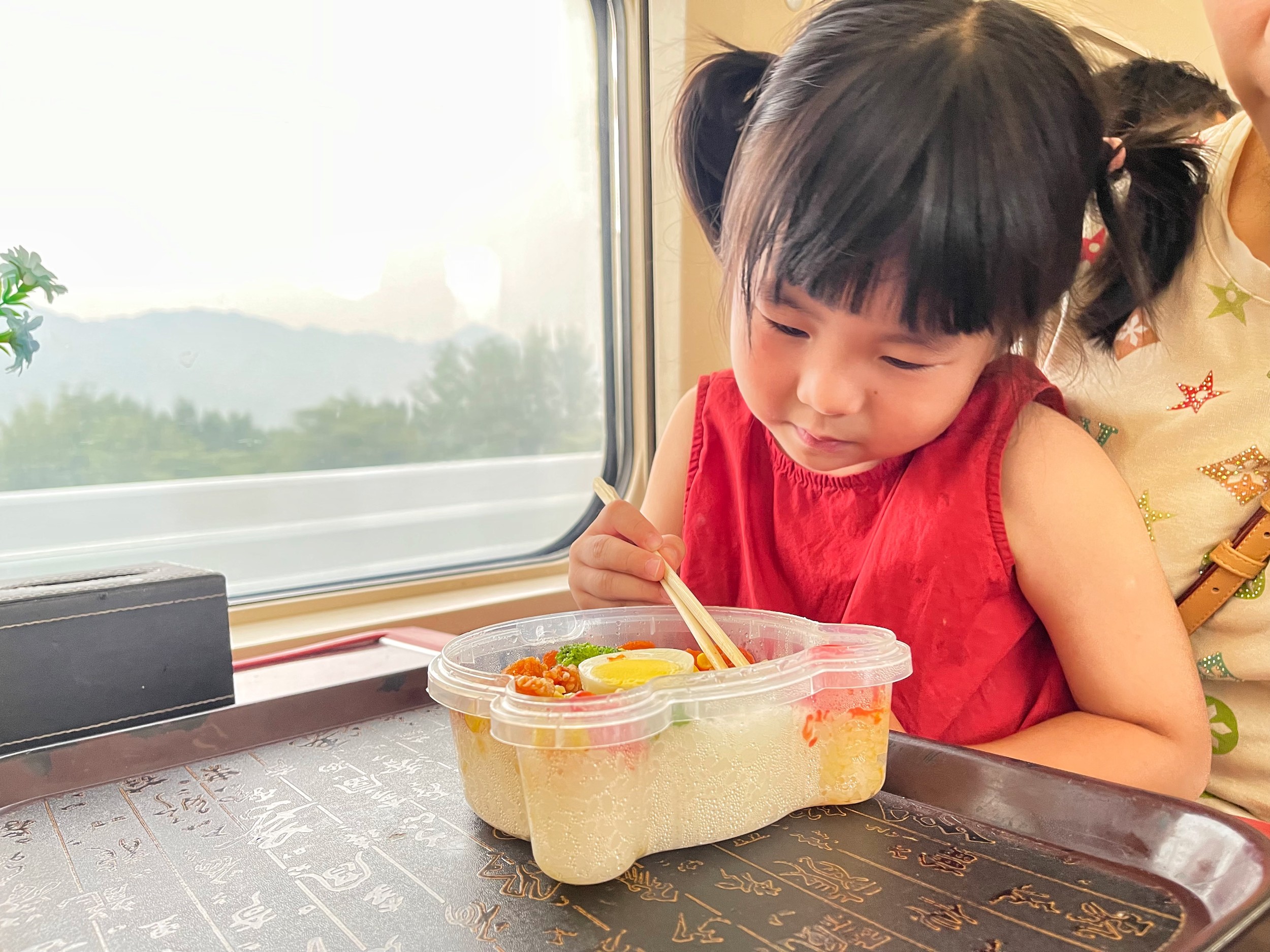 高铁上新儿童餐 | “糖醋里脊套餐” 丰富小旅客出行餐饮选择